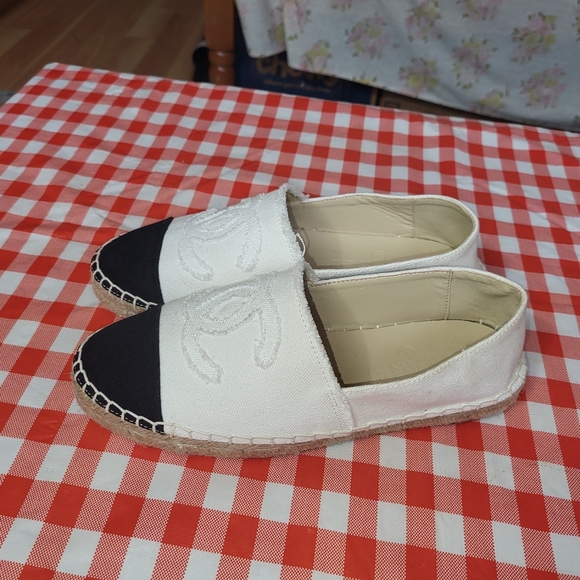 Excellent Condition Chanel White & Black Size 6.5 Espadrilles. ๐ - Picture 3 of 16